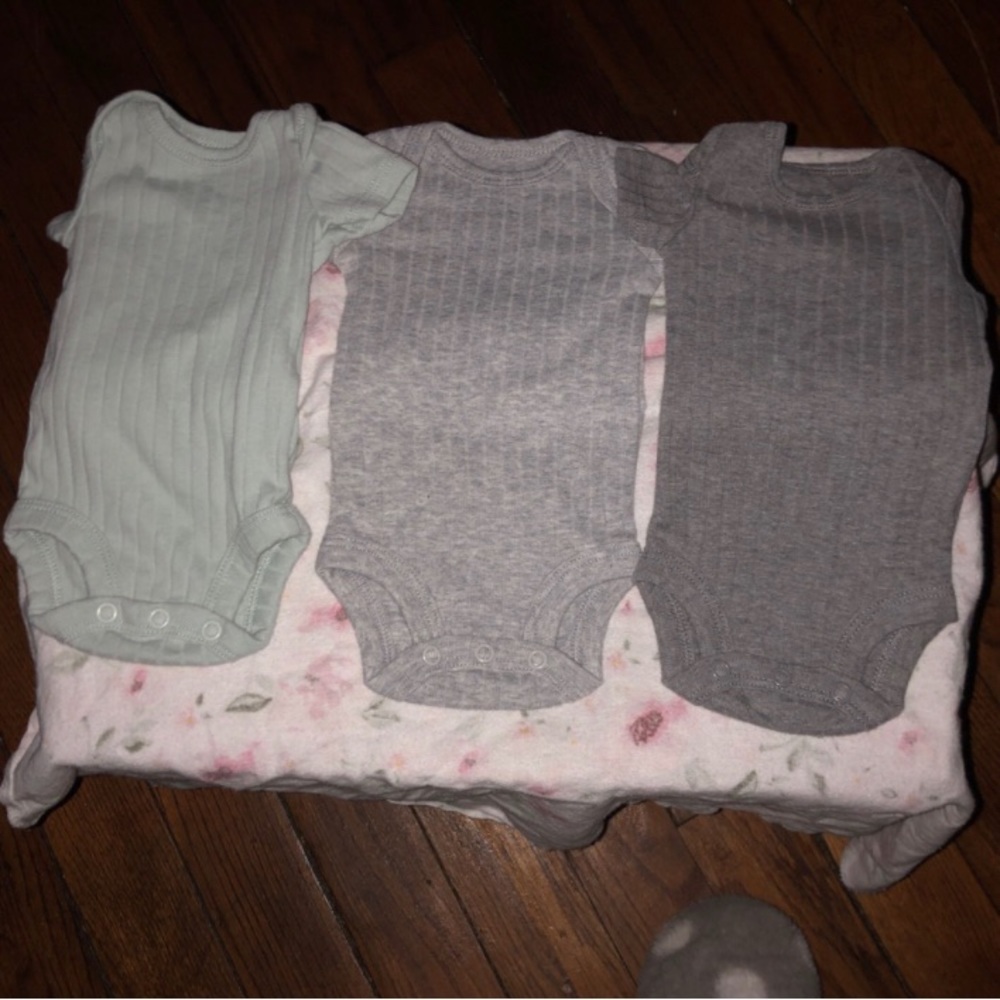I’m selling baby newborn clothes , brands are Walmart and Target